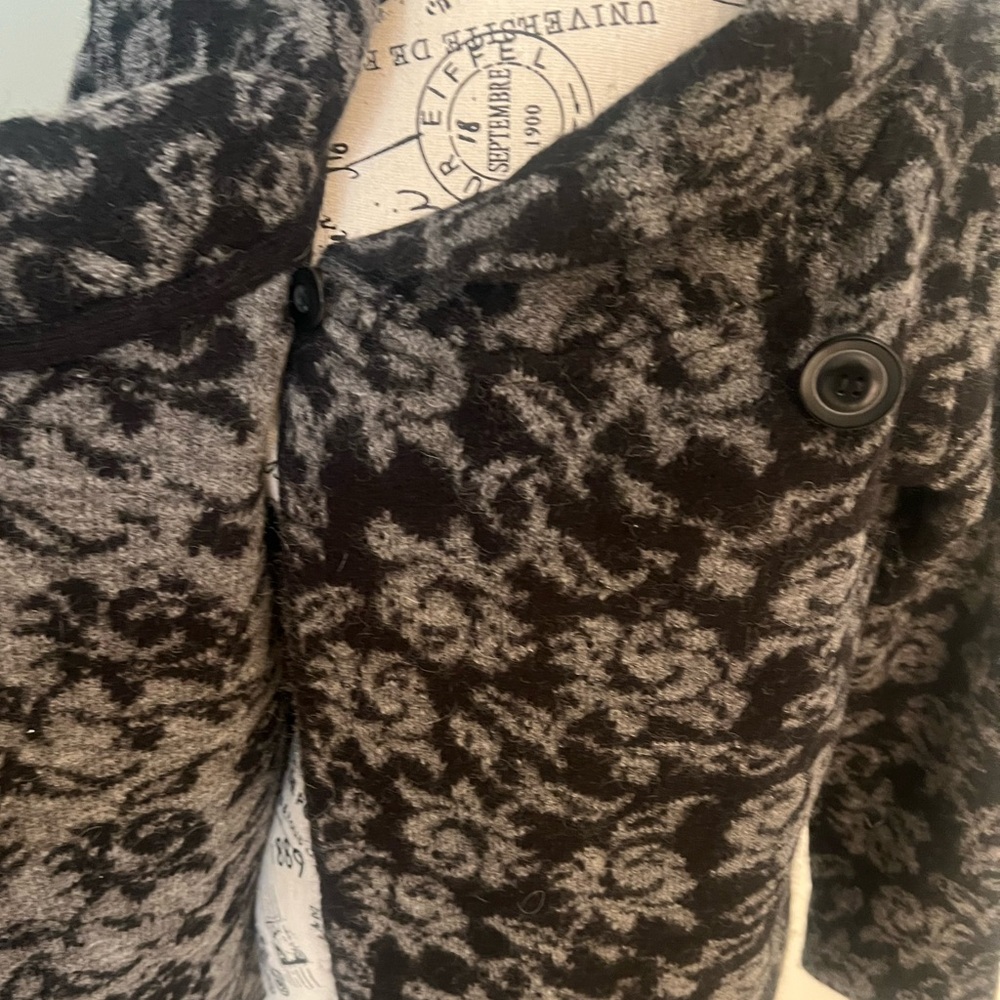 Ellen Tracy Wool Blend One Button Cardigan |Gray & Black Roses | SZ L | Like New - Picture 3 of 11